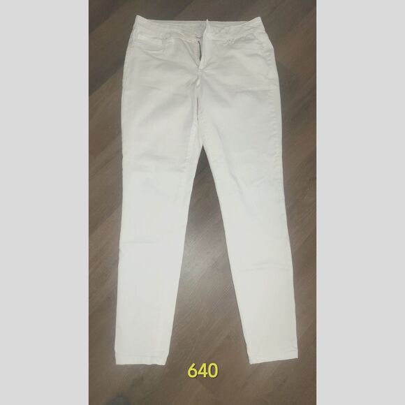 Maurices White Denim Ankle Jeans Size M-L EUC - Picture 1 of 2